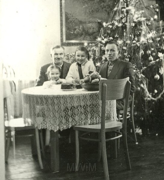 KKE 4143-62.jpg - Boże Narodzenie. Od prawej: Bolesław Szczuka z córkami i teściem, Kronowo.